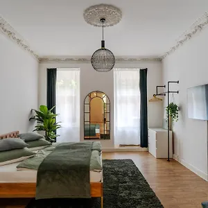 Apartment Leben Ein Kreuzberger Altbau Charme Mit Stuck In Bester Kiezlage, Berlin